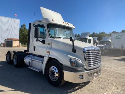 Freightliner Cascadia 125 Day Cab Truck - 455HP, 10 Speed Manual