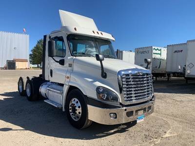 Freightliner Cascadia 125 Day Cab Truck - 455HP, 10 Speed Manual