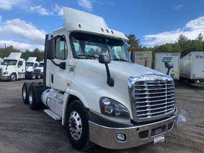 Freightliner Cascadia 125 Day Cab Truck - 455HP, 10 Speed Manual