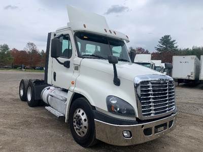 Freightliner Cascadia 125 Day Cab Truck - 455HP, 10 Speed Manual