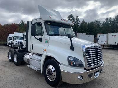 Freightliner Cascadia 125 Day Cab Truck - 455HP, 10 Speed Manual
