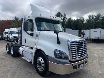 Freightliner Cascadia 125 Day Cab Truck - 455HP, 10 Speed Manual