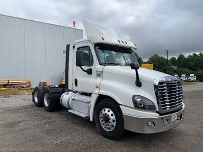 Freightliner Cascadia 125 Day Cab Truck - 455HP, 10 Speed Manual