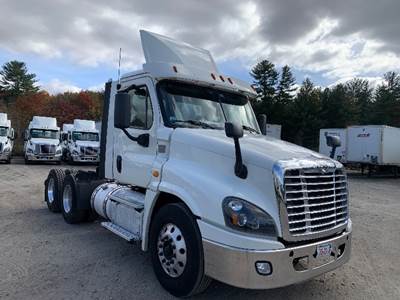 Freightliner Cascadia 125 Day Cab Truck - 455HP, 10 Speed Manual