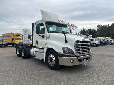 Freightliner Cascadia 125 Day Cab Truck - 455HP, 10 Speed Manual