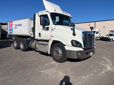 Freightliner Cascadia 125 Day Cab Truck - 455HP, 12 Speed Automatic