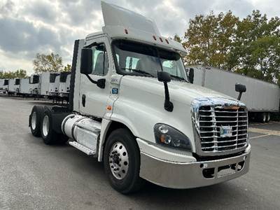Freightliner Cascadia 125 Day Cab Truck - 455HP, 12 Speed Automatic