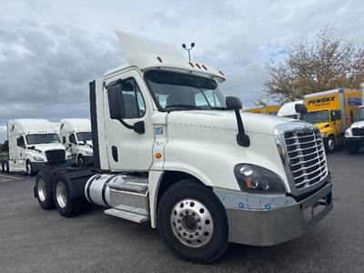 Freightliner Cascadia 125 Day Cab Truck - 455HP, 12 Speed Automatic