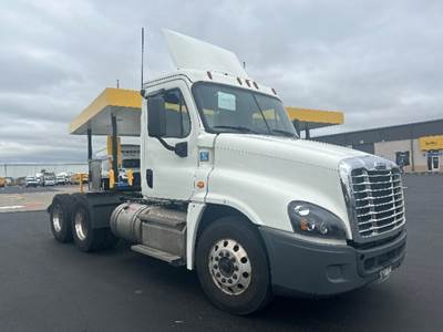 Freightliner Cascadia 125 Day Cab Truck - 435HP, 12 Speed Automatic