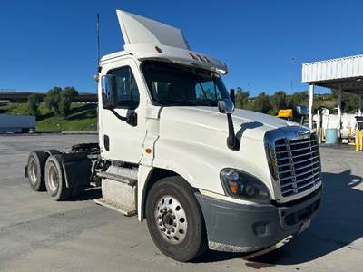Freightliner Cascadia 125 Day Cab Truck - 470HP, 12 Speed Automatic