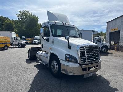 Freightliner Cascadia 125 Single Axle Day Cab Truck - 410HP, 10 Speed Manual