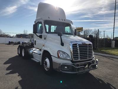 Freightliner Cascadia 125 Day Cab Truck - 455HP, 12 Speed Automatic