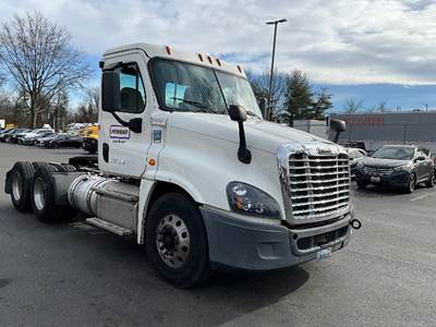 Freightliner Cascadia 125 Day Cab Truck - 435HP, 10 Speed Automatic