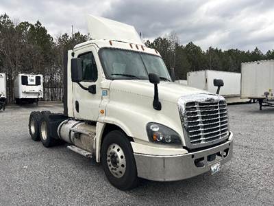 Freightliner Cascadia 125 Day Cab Truck - 450HP, 12 Speed Automatic