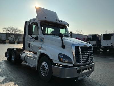 Freightliner Cascadia 125 Day Cab Truck - 455HP, 12 Speed Automatic
