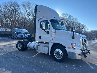 Freightliner Cascadia 125 Single Axle Day Cab Truck - 410HP, 10 Speed Manual