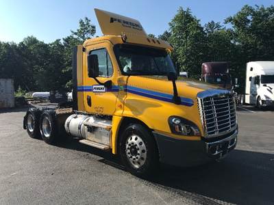 Freightliner Cascadia 125 Day Cab Truck - 435HP, 12 Speed Automatic