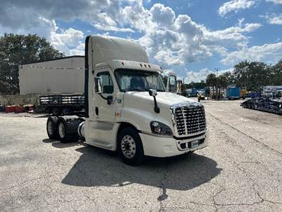 Freightliner Cascadia 125 Day Cab Truck - 455HP, 10 Speed Automatic