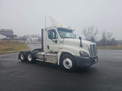 Freightliner Cascadia 125 Day Cab Truck - 435HP, 10 Speed Manual