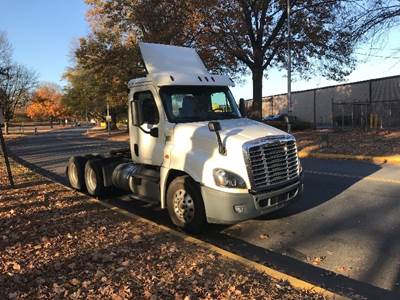 Freightliner Cascadia 125 Day Cab Truck - 435HP, 12 Speed Automatic