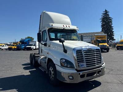 Freightliner Cascadia 125 Day Cab Truck - 435HP, 12 Speed Automatic