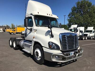 Freightliner Cascadia 125 Day Cab Truck - 455HP, 12 Speed Automatic