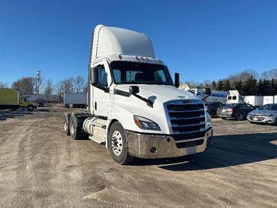Freightliner Cascadia 125 Day Cab Truck - 455HP, 12 Speed Automatic