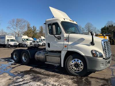Freightliner Cascadia 125 Day Cab Truck - 435HP, 10 Speed Manual