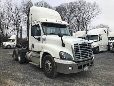 Freightliner Cascadia 125 Day Cab Truck - 435HP, 12 Speed Automatic