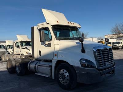 Freightliner Cascadia 125 Day Cab Truck - 455HP, 12 Speed Automatic