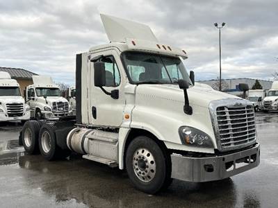 Freightliner Cascadia 125 Day Cab Truck - 455HP, 12 Speed Automatic