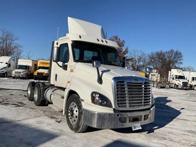 Freightliner Cascadia 125 Day Cab Truck - 455HP, 10 Speed Manual