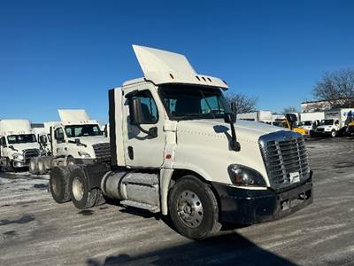 Freightliner Cascadia 125 Day Cab Truck - 455HP, 12 Speed Automatic