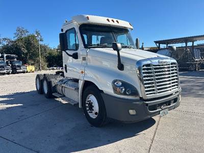 Freightliner Cascadia 125 Day Cab Truck - 435HP, 12 Speed Automatic