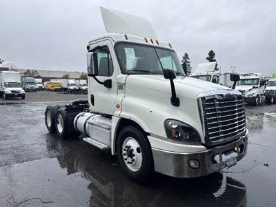 Freightliner Cascadia 125 Day Cab Truck - 450HP, 12 Speed Automatic