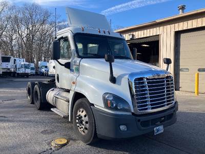 Freightliner Cascadia 125 Day Cab Truck - 435HP, 10 Speed Manual