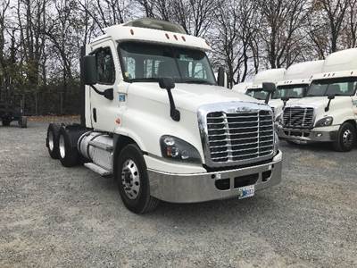 Freightliner Cascadia 125 Day Cab Truck - 455HP, 12 Speed Automatic