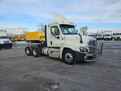 Freightliner Cascadia 125 Day Cab Truck - 435HP, 12 Speed Automatic