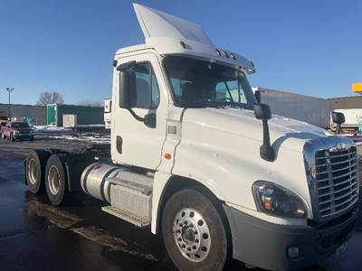 Freightliner Cascadia 125 Day Cab Truck - 435HP, 10 Speed Manual