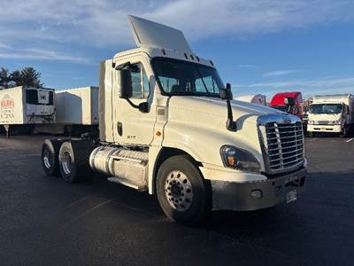 Freightliner Cascadia 125 Day Cab Truck - 450HP, 10 Speed Manual
