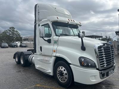 Freightliner Cascadia 125 Day Cab Truck - 455HP, 10 Speed Automatic