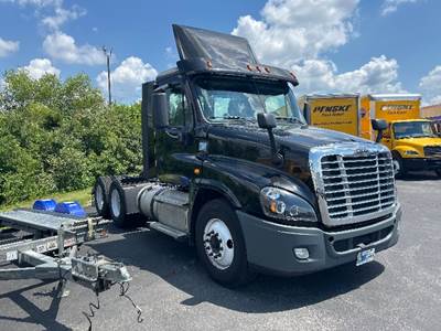 Freightliner Cascadia 125 Day Cab Truck - 450HP, 12 Speed Automatic