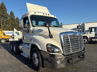 Freightliner Cascadia 125 Day Cab Truck - 450HP, 12 Speed Automatic