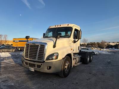 Freightliner Cascadia 125 Day Cab Truck - 435HP, 10 Speed Automatic