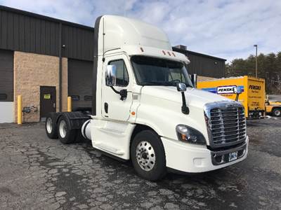 Freightliner Cascadia 125 Day Cab Truck - 455HP, 10 Speed Automatic