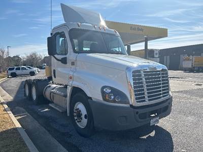 Freightliner Cascadia 125 Day Cab Truck - 435HP, 10 Speed Manual
