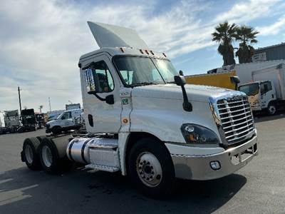 Freightliner Cascadia 125 Day Cab Truck - 450HP, 12 Speed Automatic