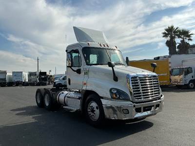 Freightliner Cascadia 125 Day Cab Truck - 450HP, 12 Speed Automatic