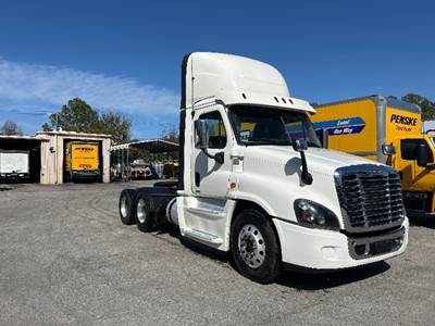 Freightliner Cascadia 125 Day Cab Truck - 455HP, 10 Speed Automatic