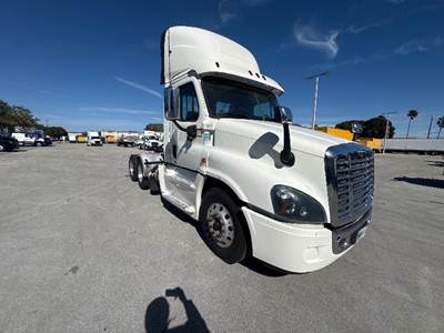 Freightliner Cascadia 125 Day Cab Truck - 455HP, 10 Speed Automatic